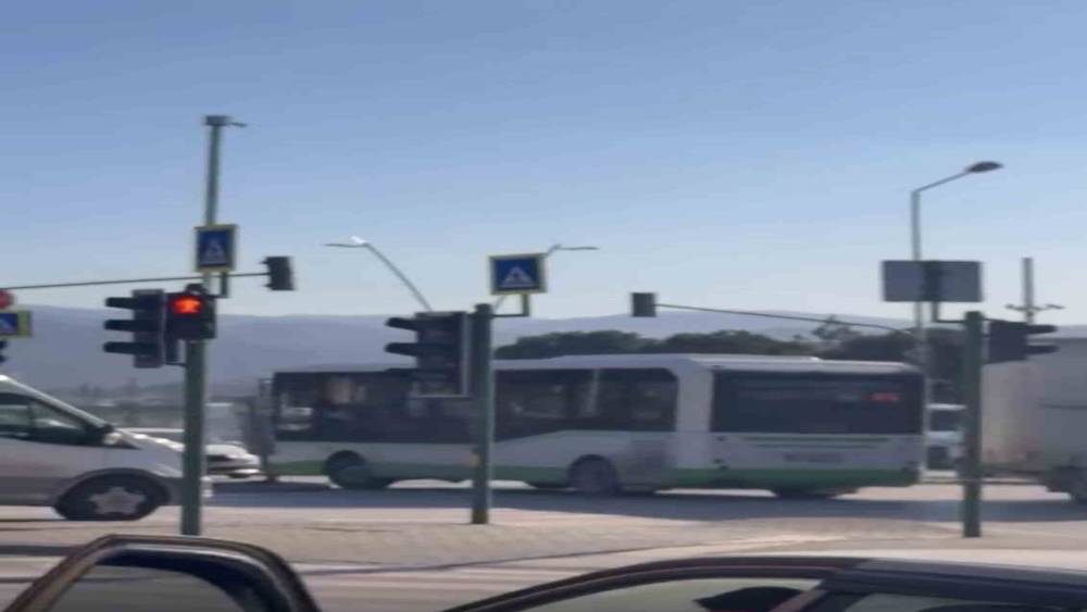 Bursa&rsquo;da &ouml;zel halk otob&uuml;s&uuml; ters şeride girdi
