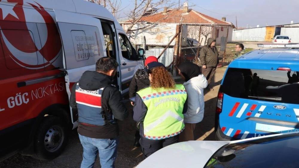 D&uuml;zce&rsquo;de 5 d&uuml;zensiz g&ouml;&ccedil;men yakalandı
