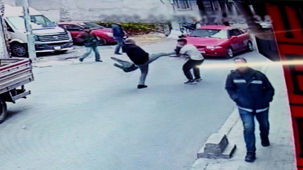 T&uuml;k&uuml;r&uuml;k kızdırdı, birbirlerine u&ccedil;an tekmeyle saldırdılar
