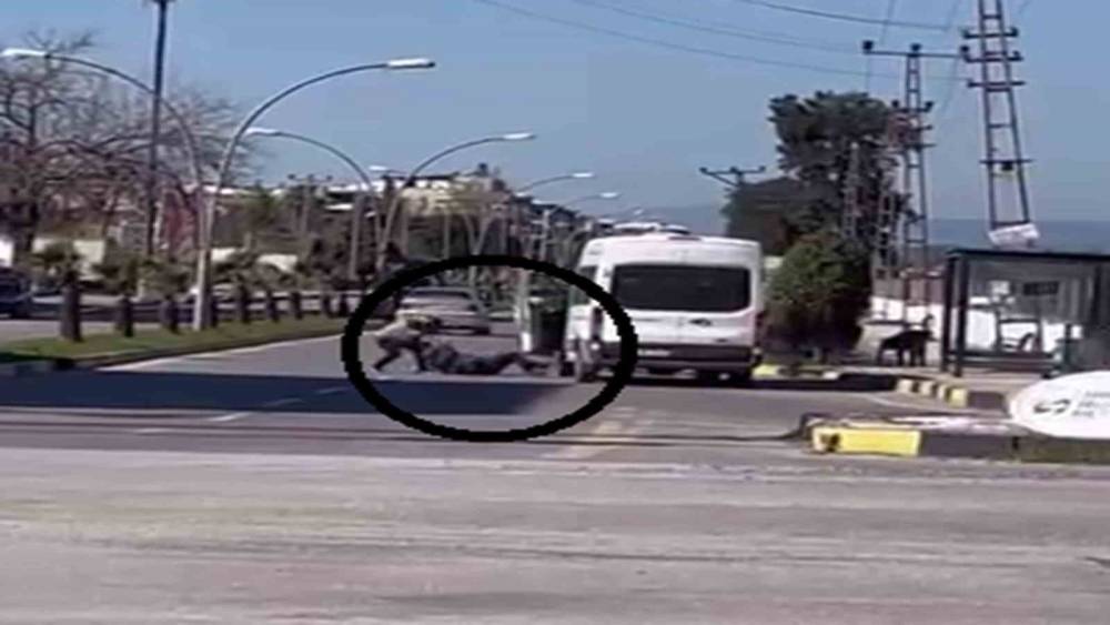 Korku dolu anlar kamerada: Yere yatırdığı minib&uuml;s şof&ouml;r&uuml;n&uuml; defalarca yumrukladı
