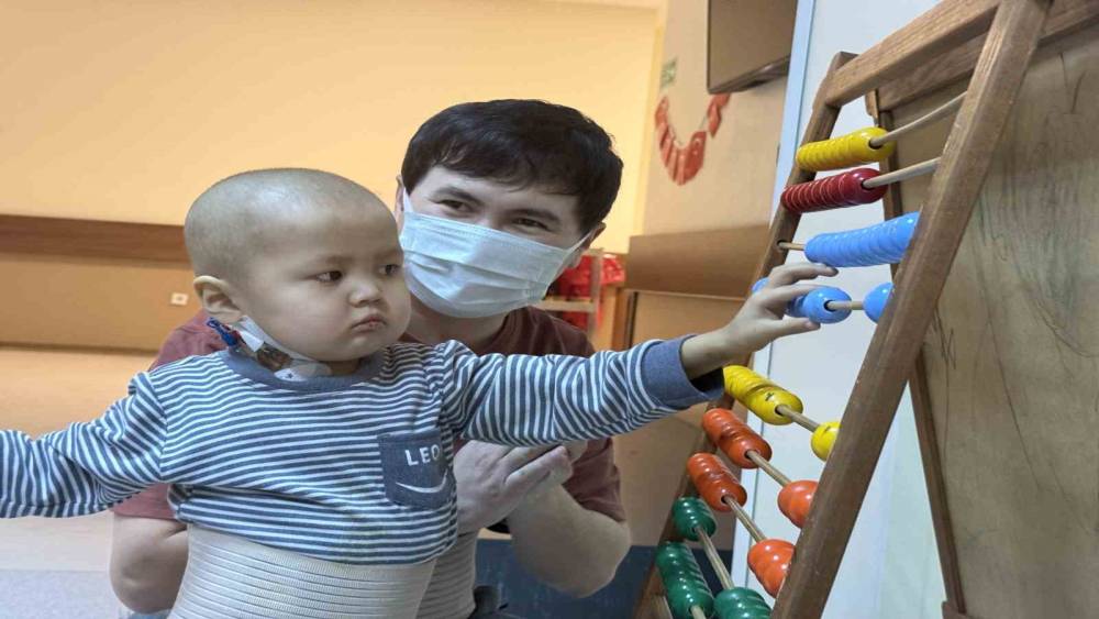 T&uuml;rk kadın hekimin karaciğer nakliyle 3 yaşındaki Nuryiğit hayata tutundu
