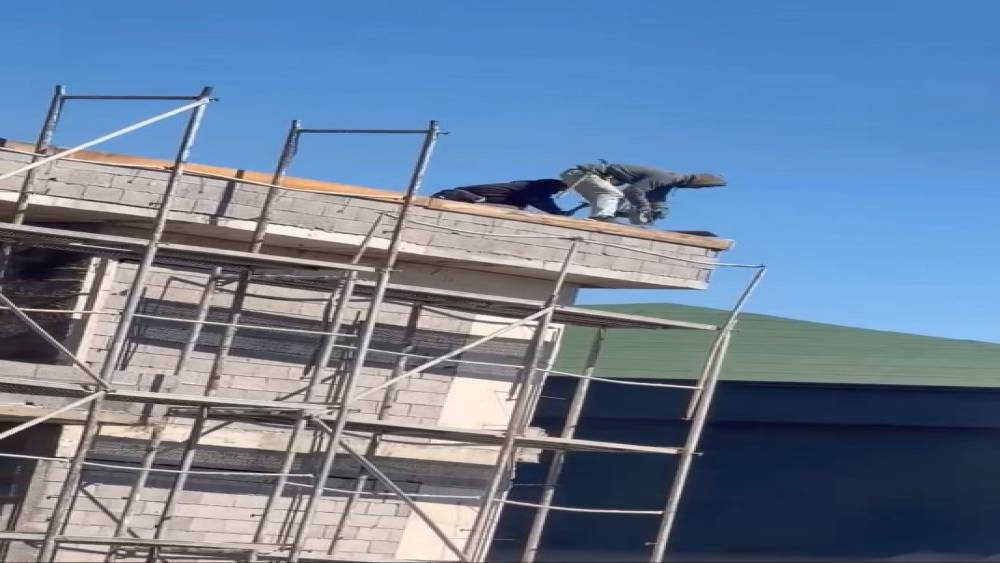 Elazığ&rsquo;da iş&ccedil;ilerin &ccedil;atıda tehlikeli &ccedil;alışması
