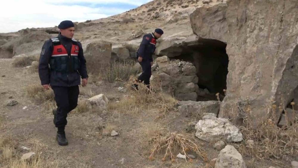 Aksaray&rsquo;da jandarma ekipleri tarihi mekanlarda devriyede
