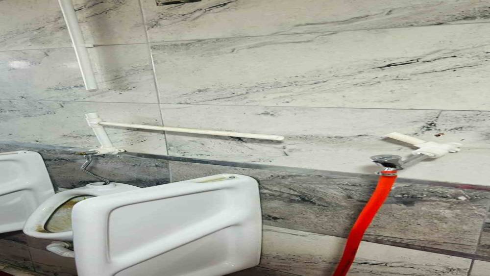 Tomarza&rsquo;da tuvaletlere zarar verdiler
