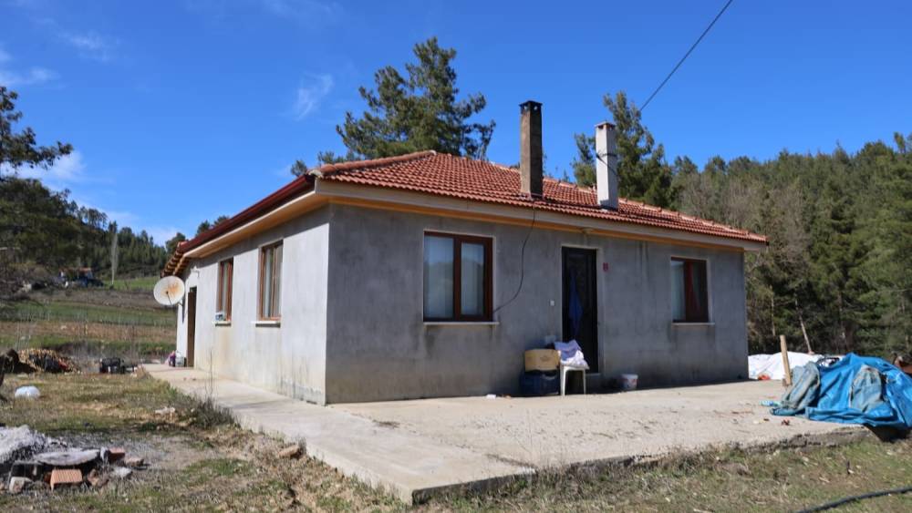 Eşlerin &ouml;l&uuml;mle biten bı&ccedil;aklı kavgasının ardından olayın yaşandığı ev sessizliğe b&uuml;r&uuml;nd&uuml;
