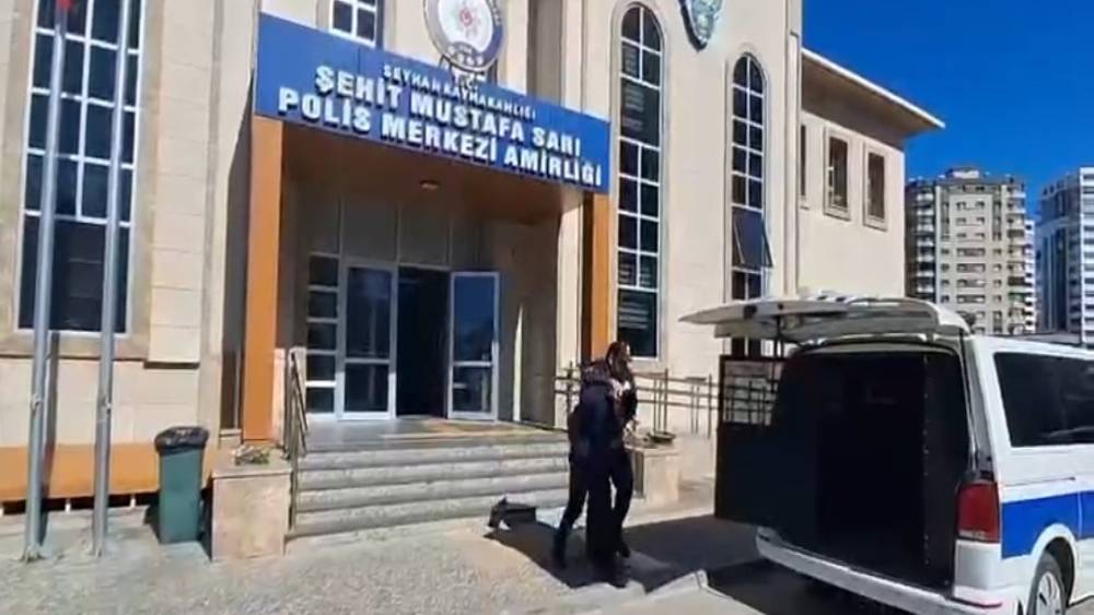 Adana&rsquo;da trafikte ara&ccedil;tan inip s&uuml;r&uuml;c&uuml;ye saldıran iki kişi tutuklandı
