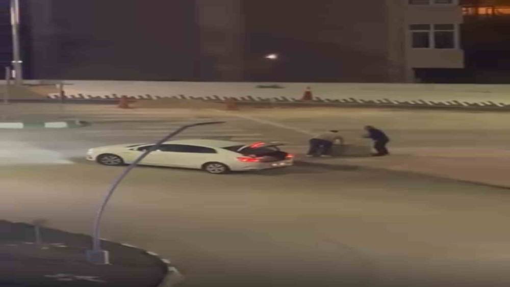 Kaldırım taşı &ccedil;alan 2 zanlı yakalandı
