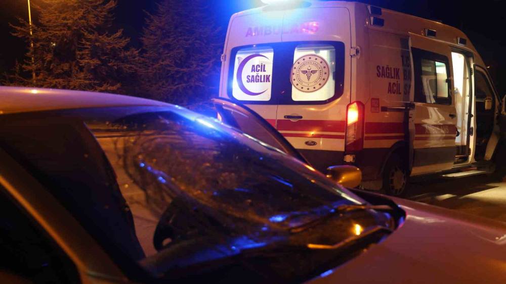 Yolun karşısına ge&ccedil;erken otomobilin &ccedil;arptığı yaya yaralandı
