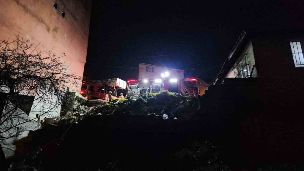Beyoğlu&rsquo;nda metruk binada korkutan yangın
