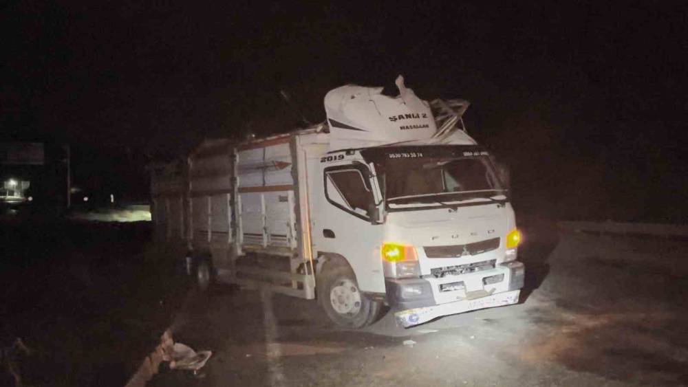 &Ccedil;orum&rsquo;da hafif ticari ara&ccedil; kamyona &ccedil;arptı: 3 yaralı
