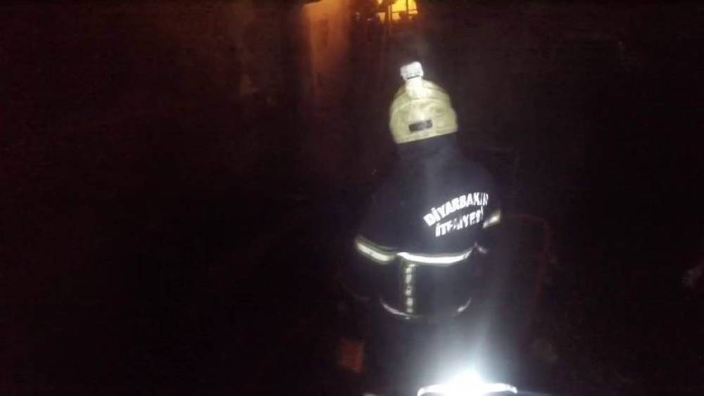 Diyarbakır&rsquo;da oto tamircideki yangın kask kamerasına yansıdı
