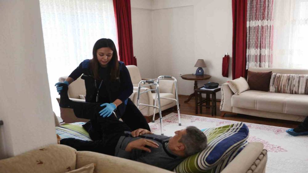 Muğla B&uuml;y&uuml;kşehir&rsquo;in Fizyoterapi hizmeti hastaların ayağına gidiyor
