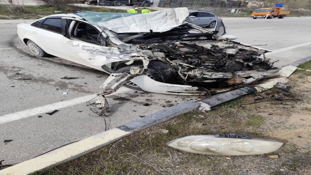 Park halindeki kamyonete &ccedil;arpan otomobil hurdaya d&ouml;nd&uuml;: 1 yaralı
