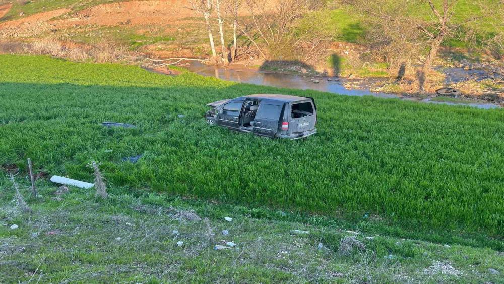 Hafif ticari ara&ccedil; şarampole yuvarlandı
