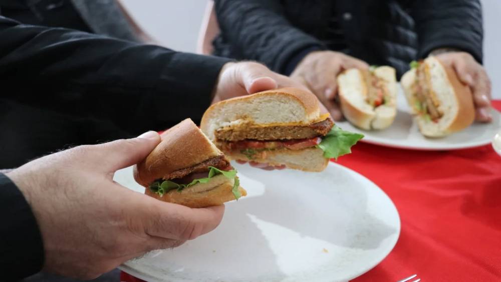 Kadın &uuml;reticiler, istiridye mantarından turşu ve k&ouml;fte yaptı
