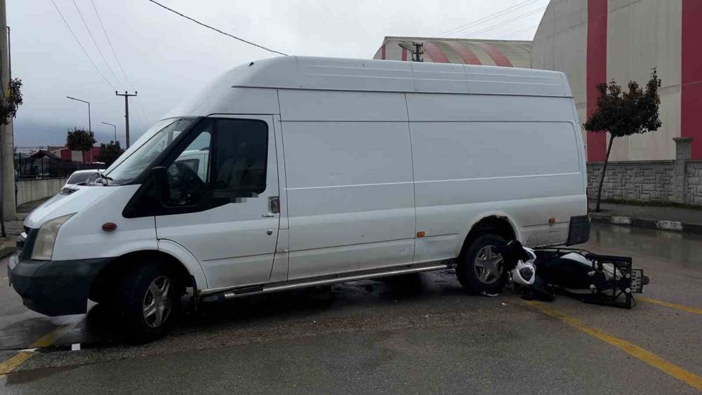 Bolu&rsquo;da minib&uuml;s ile motosiklet &ccedil;arpıştı: 1 yaralı
