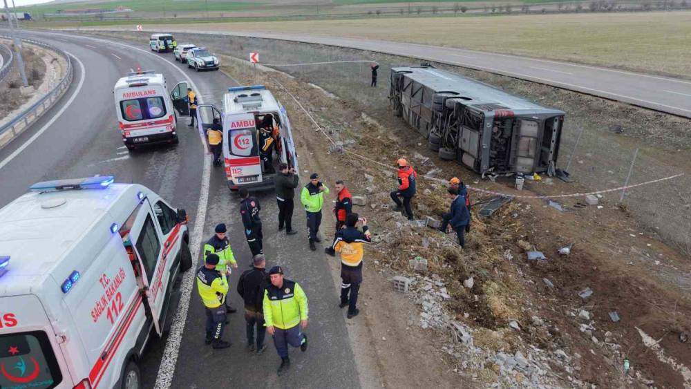 Virajı alamayan otob&uuml;s şarampole devrildi: 23 yaralı

