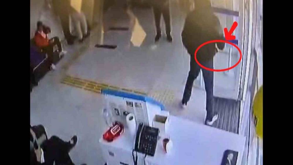 Banka şubesinde satırla gasp girişimi: Maskeli ş&uuml;pheli kısa s&uuml;rede yakalandı
