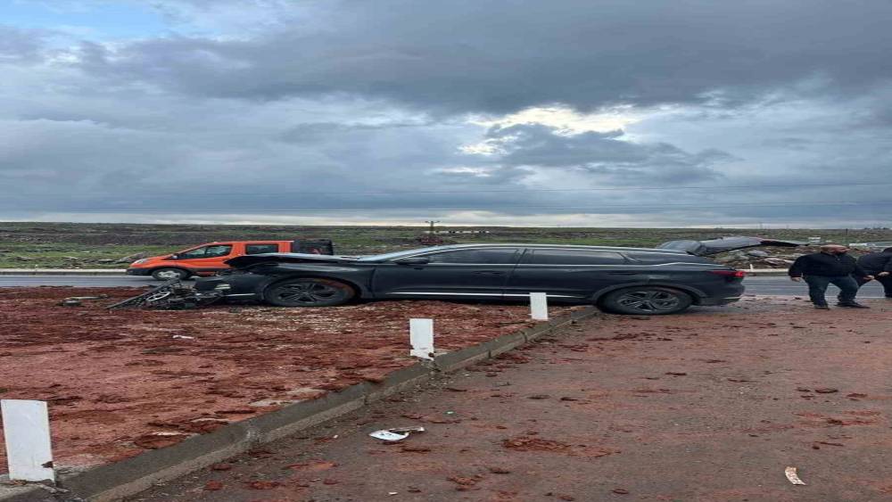 Siverek&rsquo;te iki otomobil &ccedil;arpıştı: 8 yaralı
