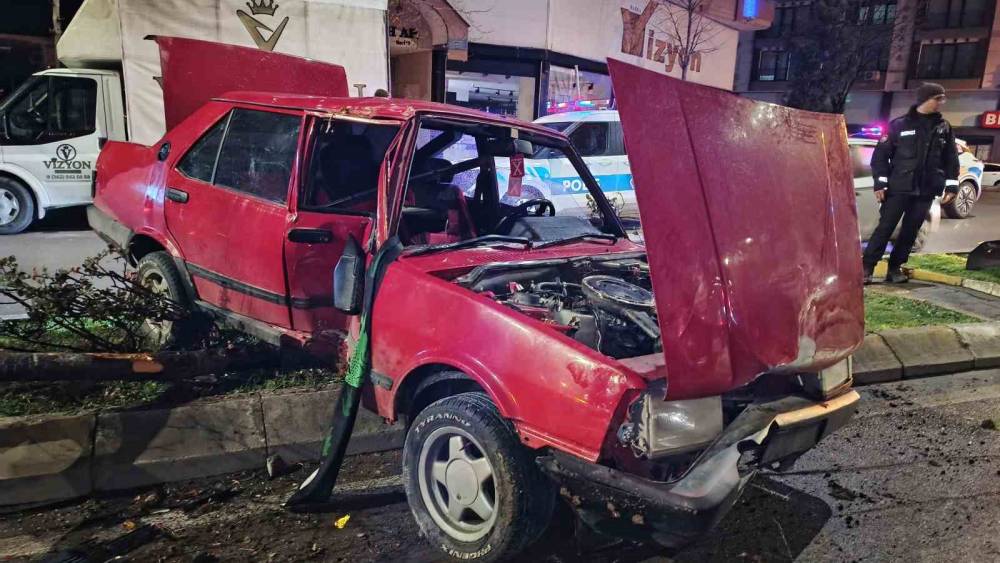 Otomobilin &ccedil;arptığı ağa&ccedil; karşı şeritteki aracın &uuml;zerine devrildi: 1 yaralı
