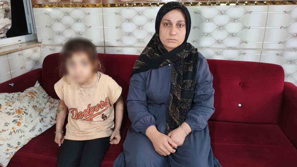 Epilepsi hastası kızı d&ouml;vd&uuml;ğ&uuml; &ouml;ne s&uuml;r&uuml;len anne: "Benim kızımı d&ouml;vd&uuml;ler ben konuşmaya gittim kavga &ccedil;ıktı"
