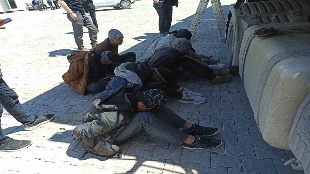 Erbaa&rsquo;da konteyner y&uuml;kl&uuml; tırda 7 ka&ccedil;ak g&ouml;&ccedil;men yakalandı
