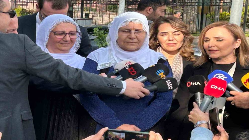 &lsquo;Barış Anneleri&rsquo; heyeti Adalet Bakanlığına &Ouml;calan&rsquo;la g&ouml;r&uuml;şmek i&ccedil;in dilek&ccedil;e sundu
