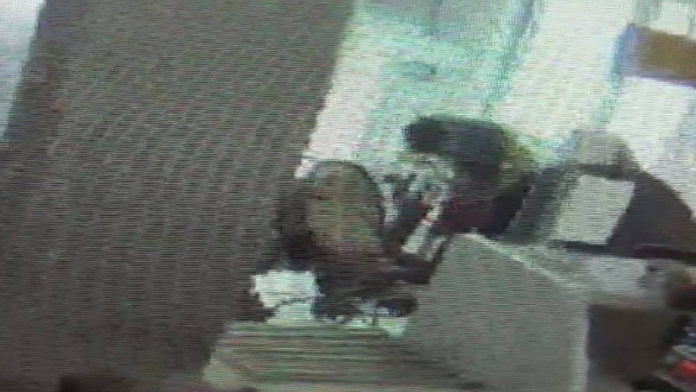 Boğazına şeker ka&ccedil;an k&uuml;&ccedil;&uuml;k kızı, jandarmanın Heimlich manevrası kurtardı
