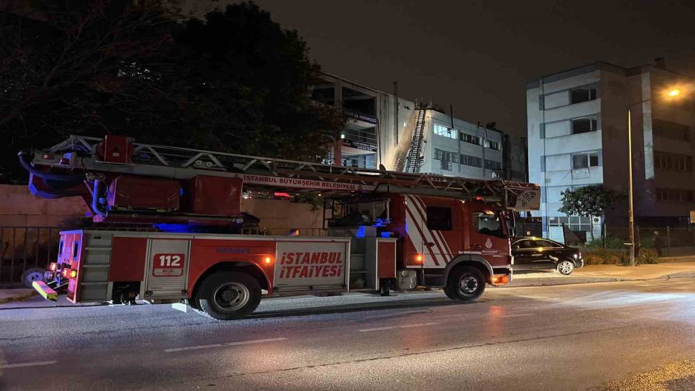 Zeytinburnu&rsquo;nda 4 katlı iş merkezinin &ccedil;atısında yangın
