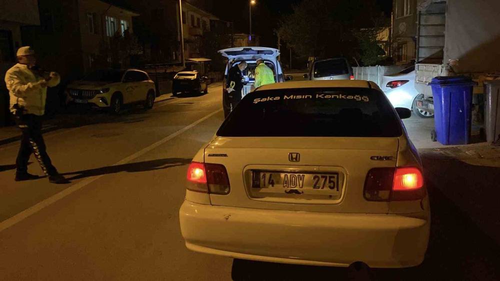 Polisi g&ouml;r&uuml;nce aracını &ccedil;alışır vaziyette bırakıp ka&ccedil;tı
