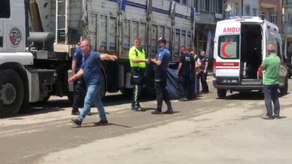Edirne&rsquo;de kamyonun &ccedil;arptığı yaya hayatını kaybetti
