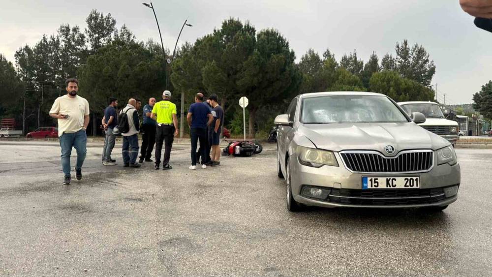 Burdur&rsquo;da motosiklet ile otomobil &ccedil;arpıştı: 1 yaralı
