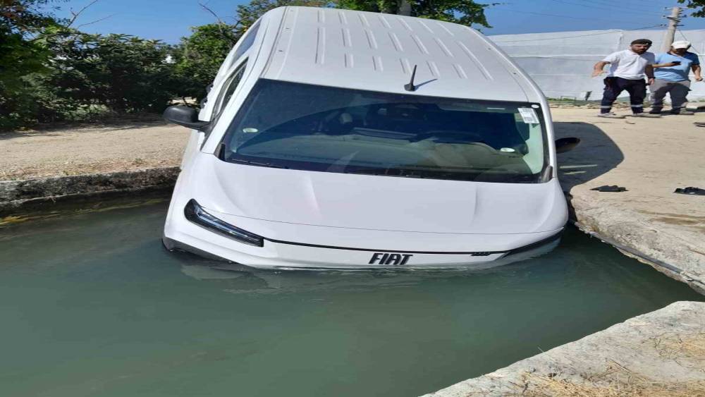 Manavgat&rsquo;ta hafif ticari ara&ccedil; sulama kanalına d&uuml;şt&uuml;
