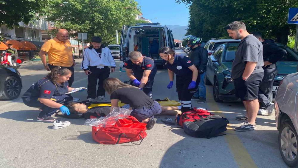 Hafif ticari araca &ccedil;arparak savrulan motosikletli yaralandı
