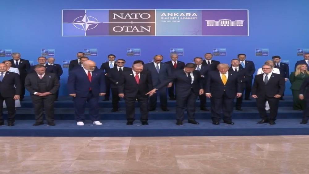 NATO Zirvesi&rsquo;nde beyaz ayakkabı detayı dikkat &ccedil;ekti
