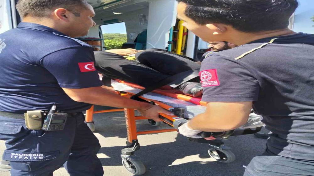 Balıkesir&rsquo;de otomobile arkadan &ccedil;arpan ara&ccedil;ta 2 kişi yaralandı
