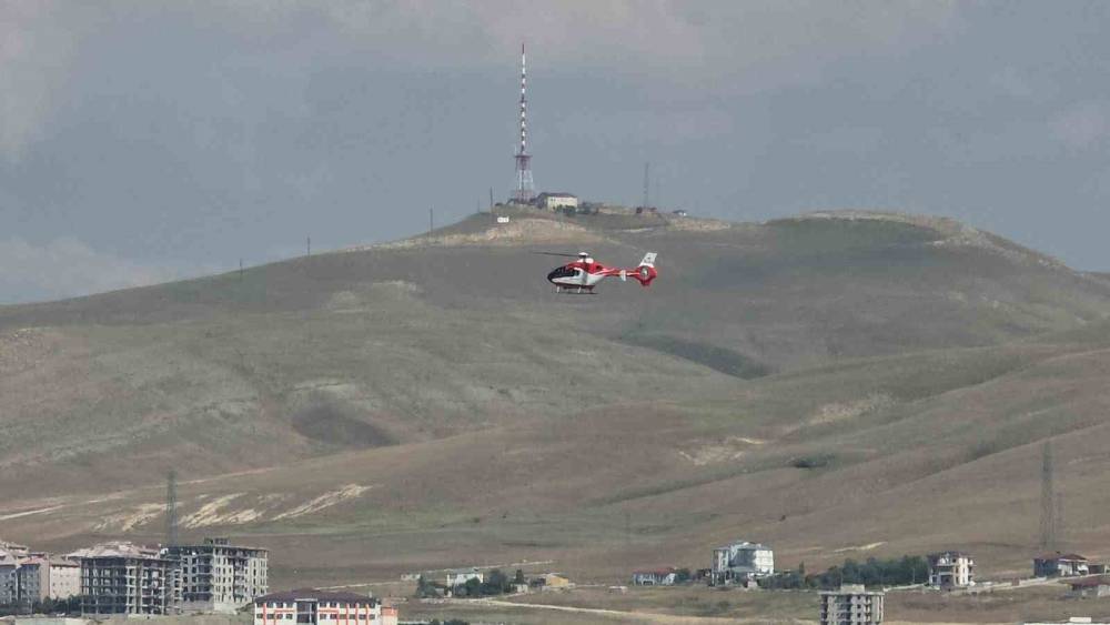 Ambulans helikopter kalp hastası i&ccedil;in havalandı
