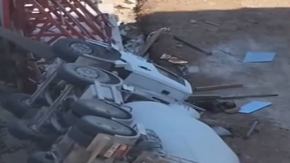 Yolda oluşan &ccedil;&ouml;kme nedeniyle beton mikseri devrildi: 1 yaralı
