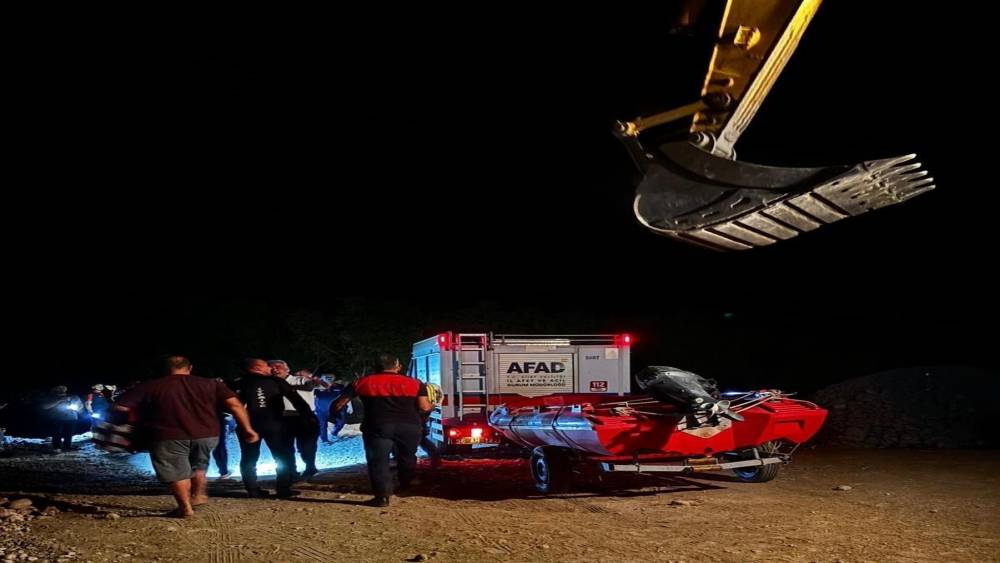 Kezer &Ccedil;ayı&rsquo;nda mahsur kalan gen&ccedil;, kep&ccedil;eyle kurtarıldı
