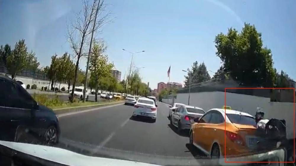 Seyir halindeki motosikletin fren yapan otomobile &ccedil;arpması kamerada
