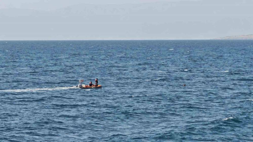 Van G&ouml;l&uuml;&rsquo;nde akıntıya kapılan y&uuml;z&uuml;c&uuml; sahil g&uuml;venlik ekiplerince kurtarıldı
