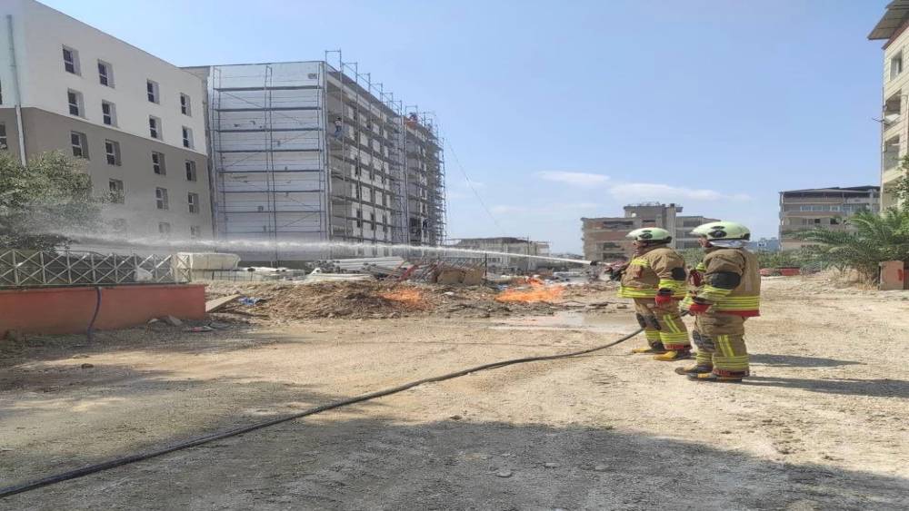 Defne&rsquo;de doğalgaz borusunda yaşanan sızıntıdan alevler y&uuml;kseldi
