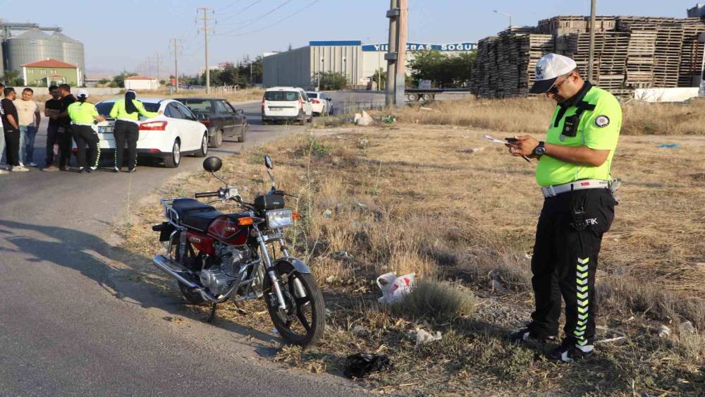 Karaman&rsquo;da otomobille motosiklet &ccedil;arpıştı: 1 yaralı
