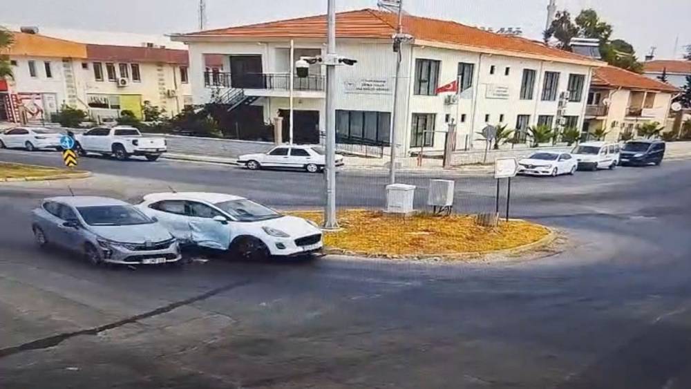 Otomobiller kavşakta &ccedil;arpıştı, kaza anı g&uuml;venlik kamerasına yansıdı:1 yaralı
