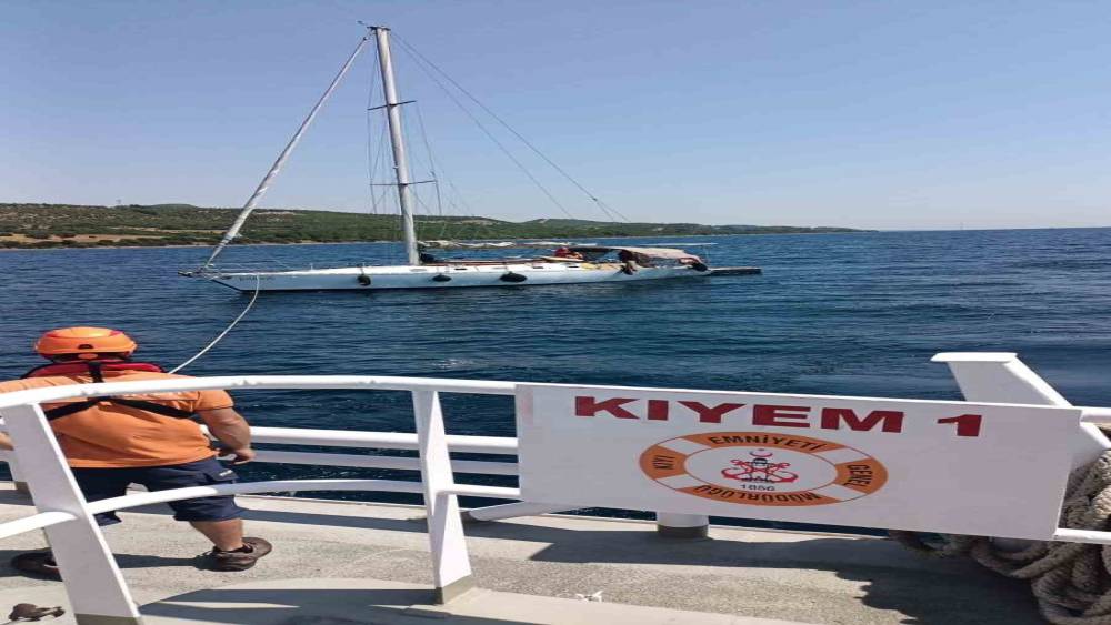 &Ccedil;anakkale Boğazı&rsquo;nda s&uuml;r&uuml;klenen tekne kurtarıldı
