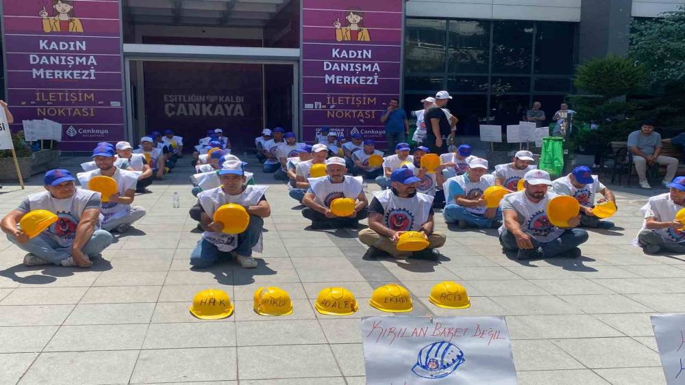 Alacaklarının &ouml;denmediğini iddiasıyla bir araya gelen Doruk Madencilik &ccedil;alışanları, &Ccedil;ankaya Belediyesi &ouml;n&uuml;nde eylem yaptı
