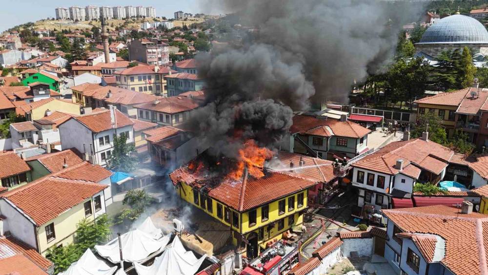 Tarihi Odunpazarı Evleri b&ouml;lgesinde korkutan yangın: 2 kişi dumandan etkilendi
