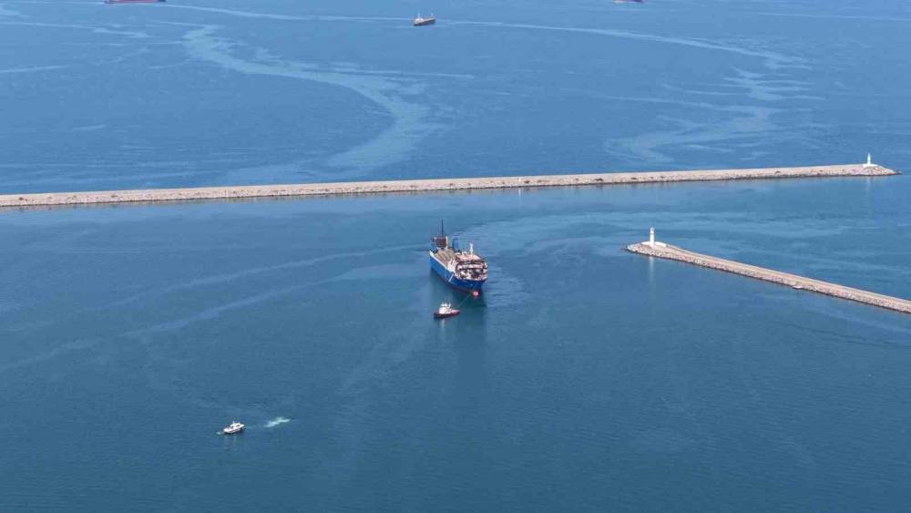 Dron saldırısında T&uuml;rk m&uuml;rettebatın yaralandığı gemi Samsun&rsquo;a getirildi
