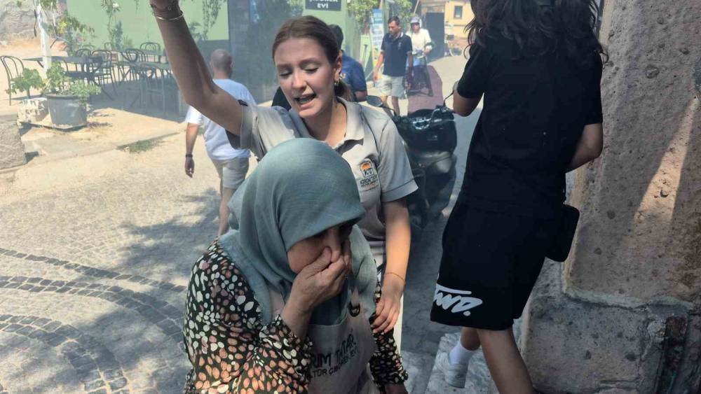 Tarihi b&ouml;lgede &ccedil;ıkan yangının dumanı sebebiyle vatandaşlar zor anlar yaşadı
