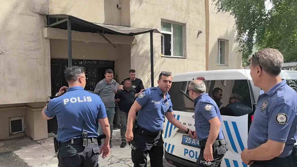 Erzurum&rsquo;da &ccedil;ocuklarıyla balkona &ccedil;ıkan uzaklaştırma kararlı koca ikna edildi
